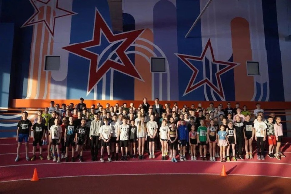    В Кемерове после капремонта в Легкоатлетическом манеже проходят соревнования.