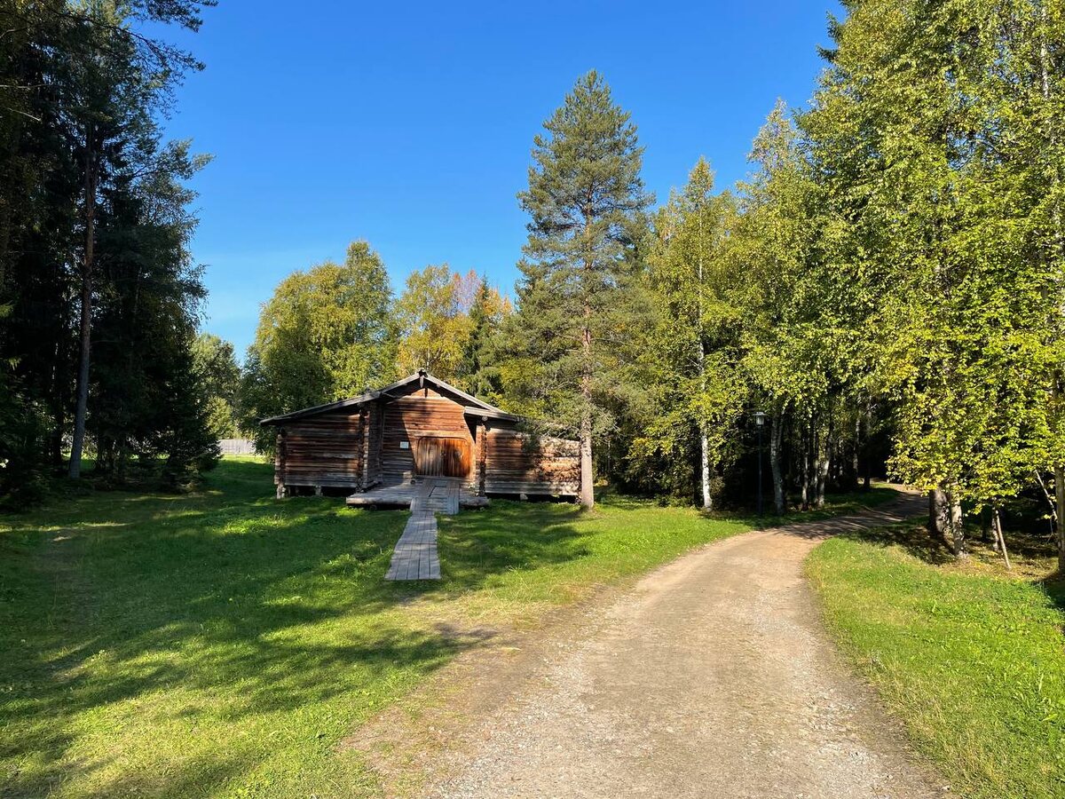 Дом и дорожки между зонами музея