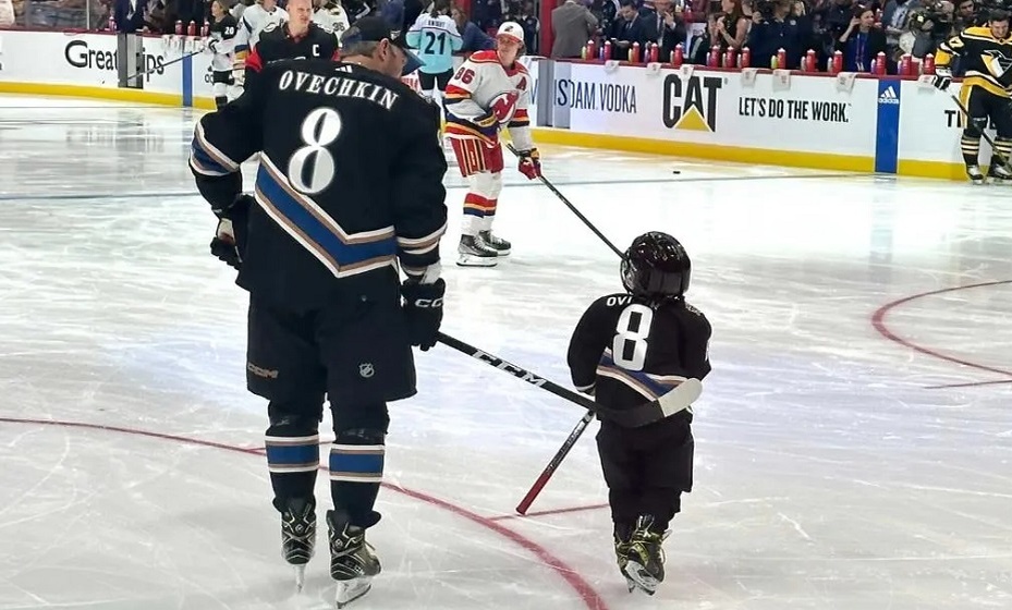    Сын Овечкина в перерыве матча НХЛ сыграл в хоккей на глазах у отца. Фото: скрин трансляции с YouTube