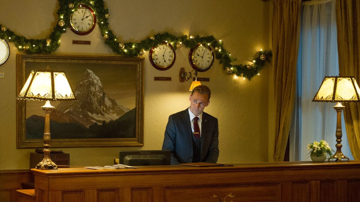 Кадр из сериала «Ночной администратор» 