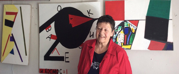 Белла Левикова на фоне своих произведений