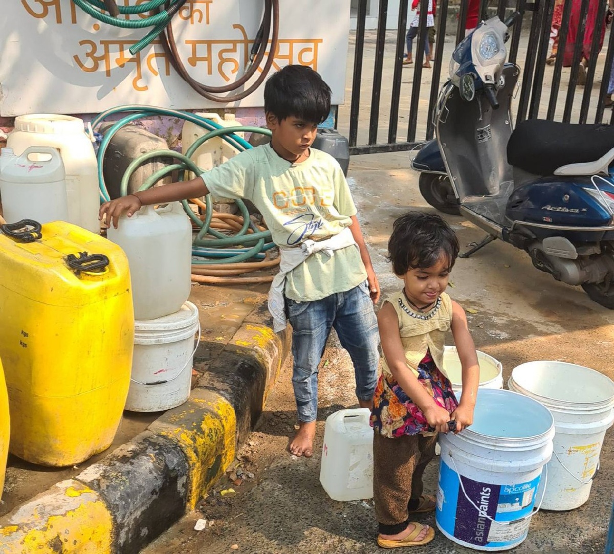 Вода в трущобах привозная