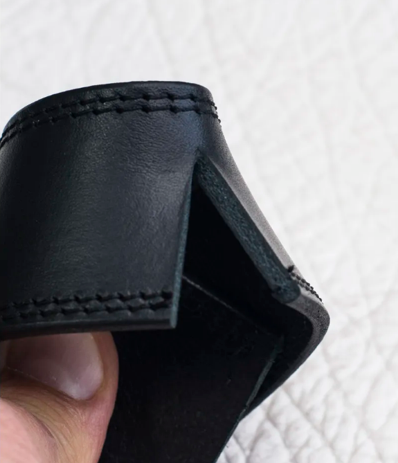 Производитель говорит, что ремень сделан из цельной кожи без склеенных частей. На моё умовозрение  на счет качества, это  ни чего особо не значит, потому что часто и дорогущие ремни делают из нескольких слоёв кожи, главнее чтобы сама кожа была качественная.  