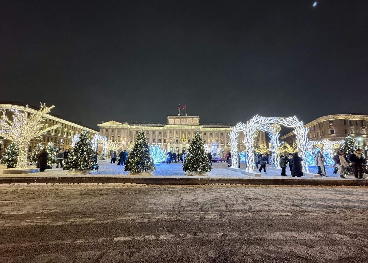 Локация небольшая, но многолюдная