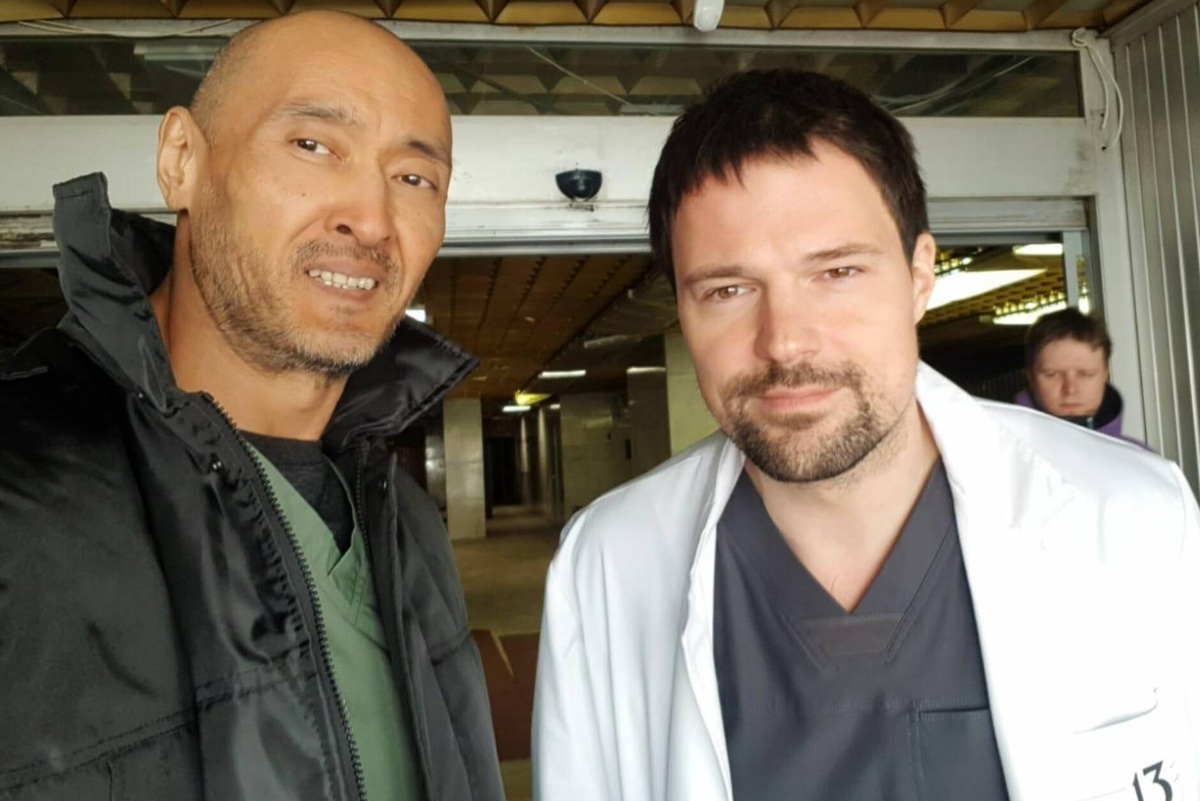     Умер в 53 года от тяжелой болезни партнер Данилы Козловского в сериале «13 клиническая» Мурат Бисембин