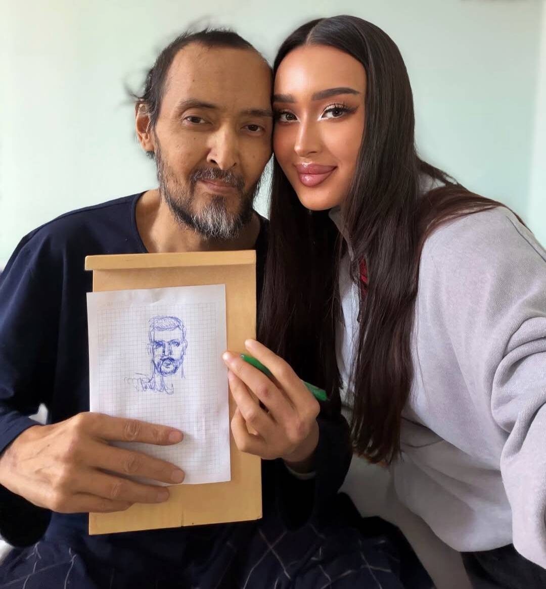    Мурат Бисембин и его дочь Диана Булатова в больничной палатеСоцсети Дианы Булатовой