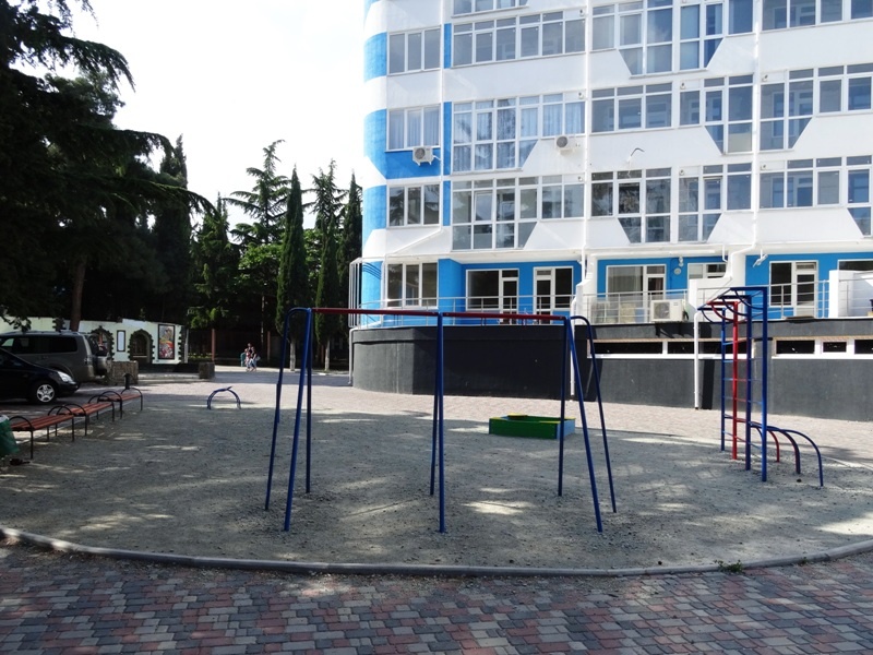 Алушта. Под кондиционерами видно выход трубы из окон квартир. (из свободных источников)