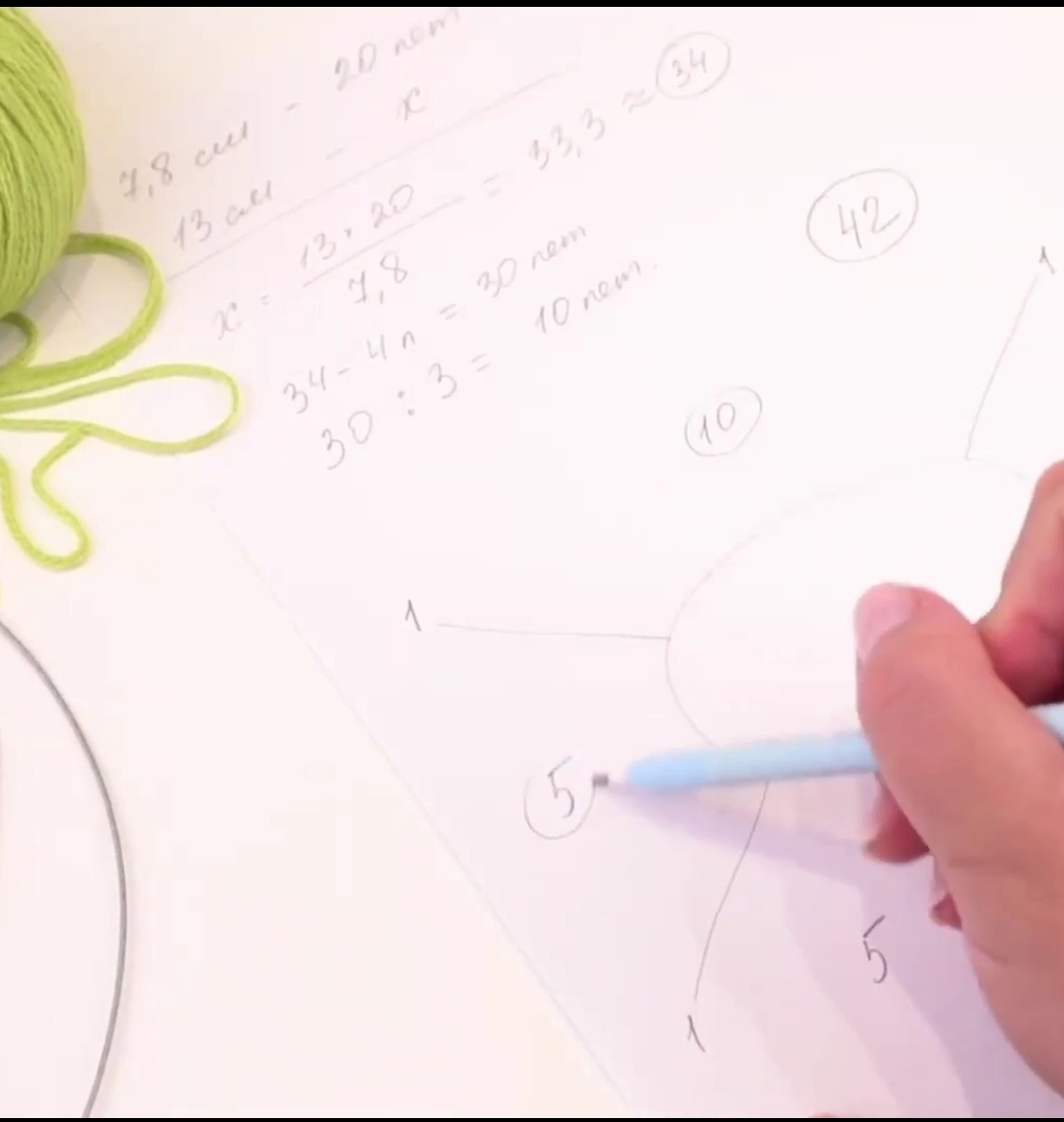 Расчёт петель. Образец для кофточки на куклу. Вяжем образец. В образце на 20 п получается 7,8 см. Измеряли шею куклы для горловины- она получилась 13 см. Составляем уравнение. Оно на фото. Получаем колличество петель. - 34. 4 петли вычитаем на линии реглана. Получается 30п. И это колличество делим на 3 части. Одна часть спинка, одна часть перед и одна часть 2 рукава. 