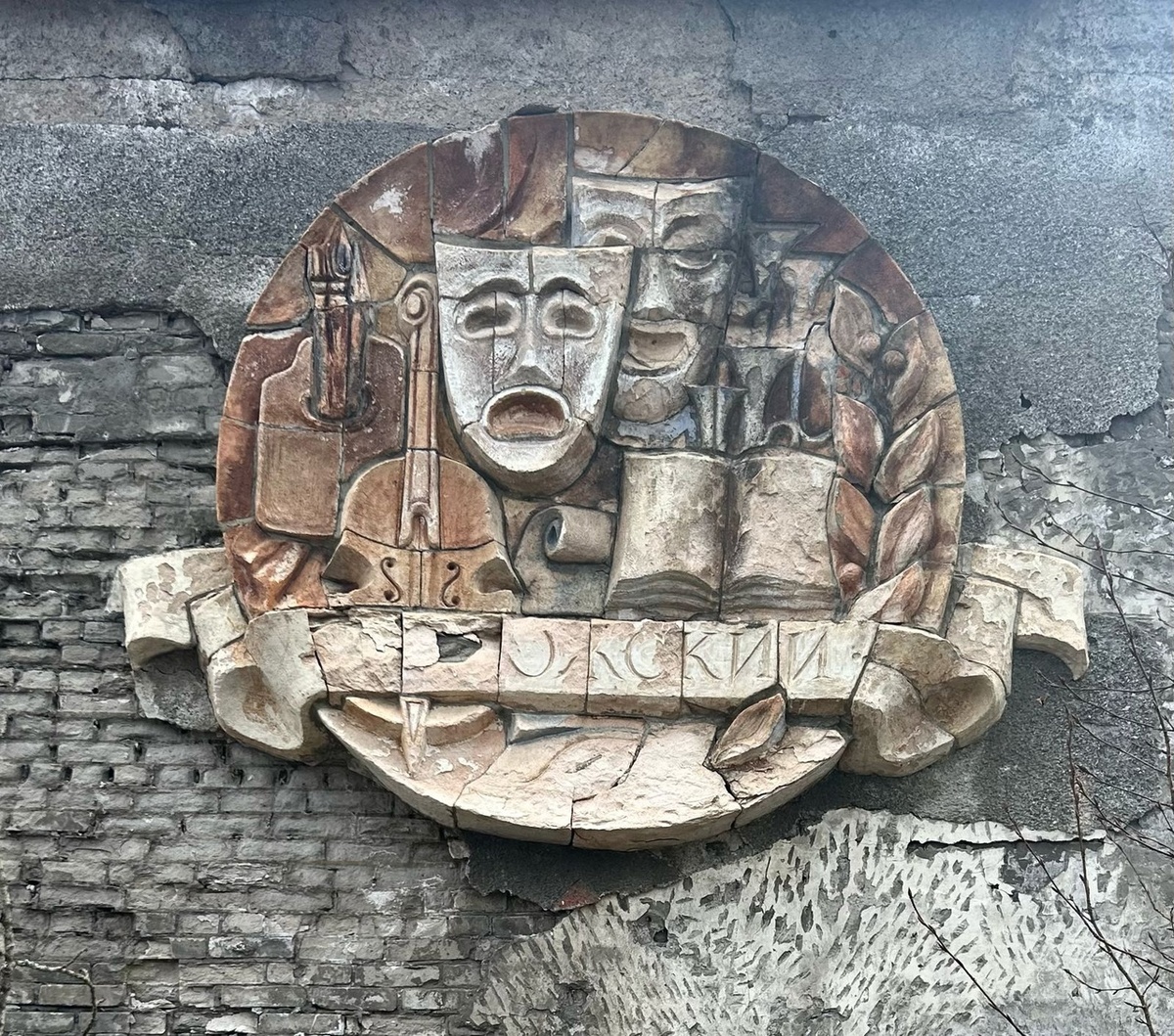    Реставрация барельефа для поселка в Приладожье завершена на 75%© Сохраним панно «Калевала» в городе Питкяранта / VK