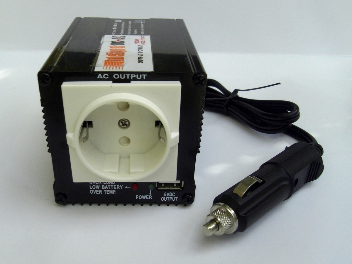    Типичный автоинвертор: вилка прикуривателя + евророзетка. Помните про лимиты по току!