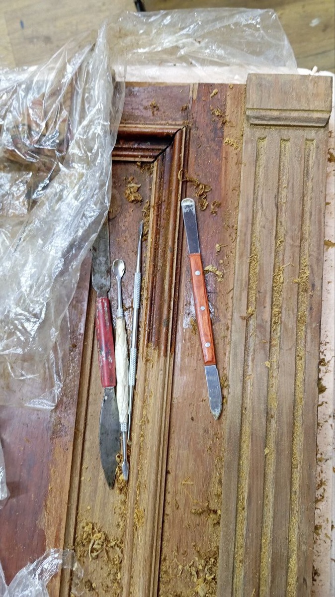 Расчистка дверцы платяного шкафа