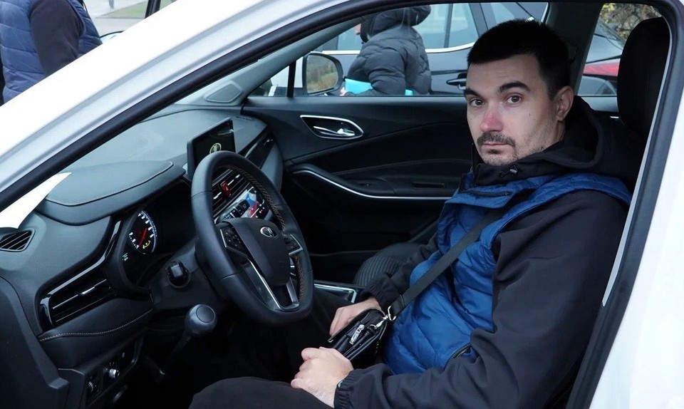    Ветеран ополчения из Донецка Вячеслав Бирюков получил ключи от автомобиля. Фото: Фонд «Защитники Отечества» в ДНР