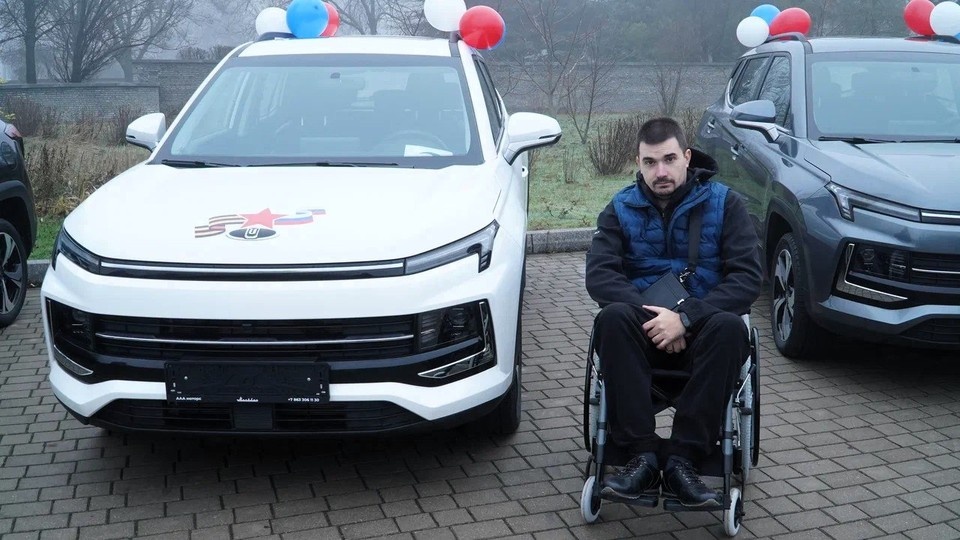    Ветеран ополчения из Донецка Вячеслав Бирюков получил ключи от автомобиля. Фото: Фонд «Защитники Отечества» в ДНР