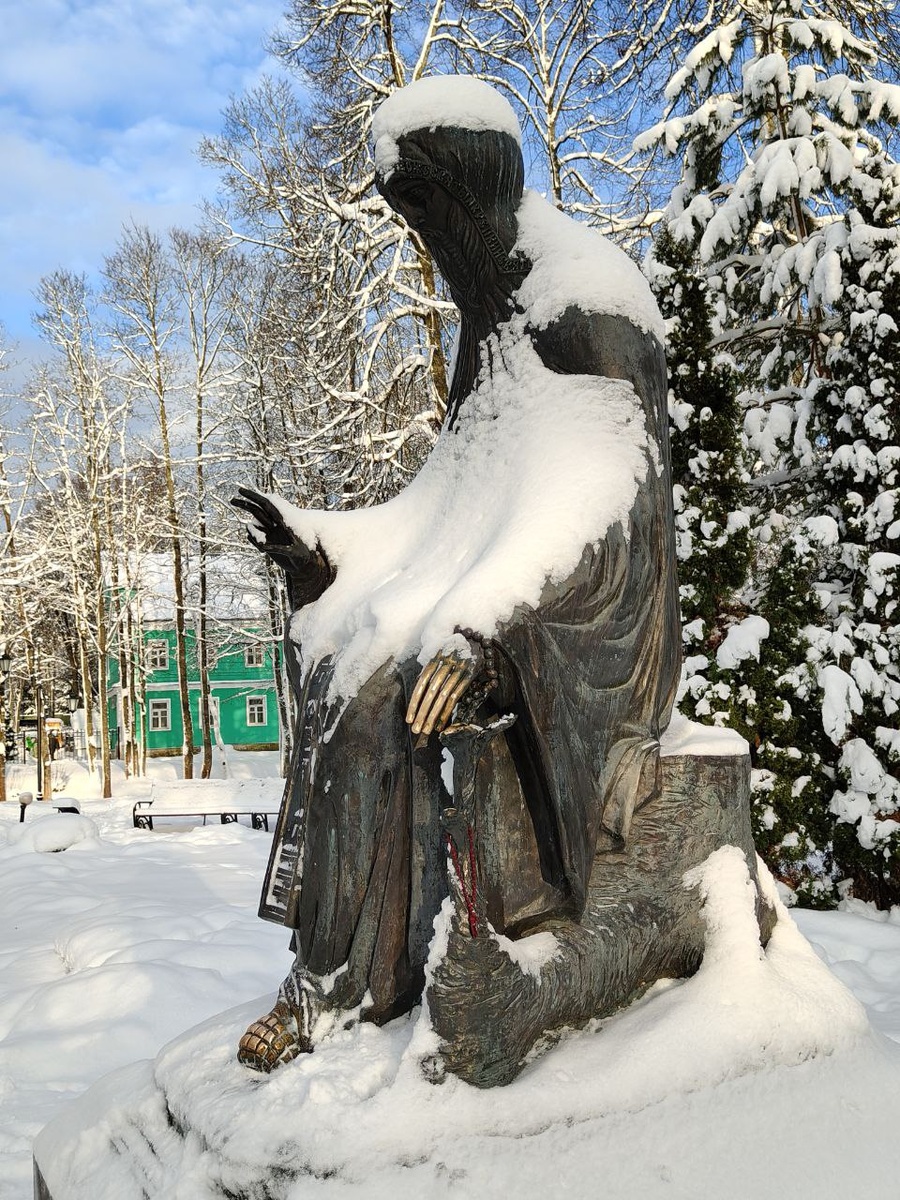 Бронзовая скульптура "Преподобный Савва Сторожевский" весом 1,5 тонны установлена в 2010 году