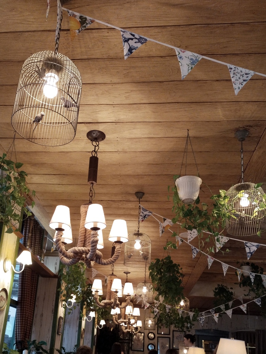 Сидела и думала: вот ведь какая-то рукодельница выполняла заказ по пошиву этих гирлянд! Умучилась, наверное, зарабатывать-то! Хорошо, что я обошлась всего лишь личными 15 домиками! 😁