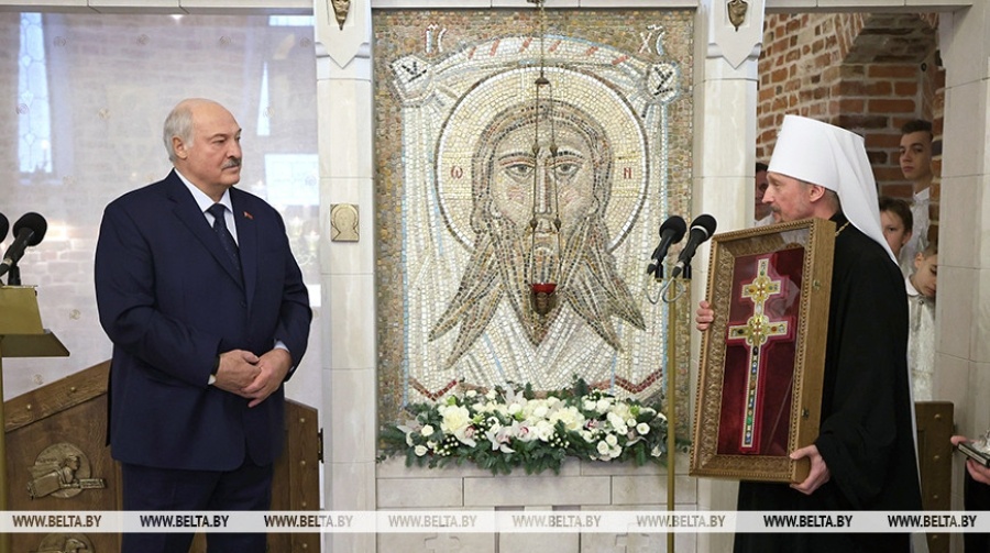     Александру Лукашенко вручили копию Креста Евфросинии Полоцкой