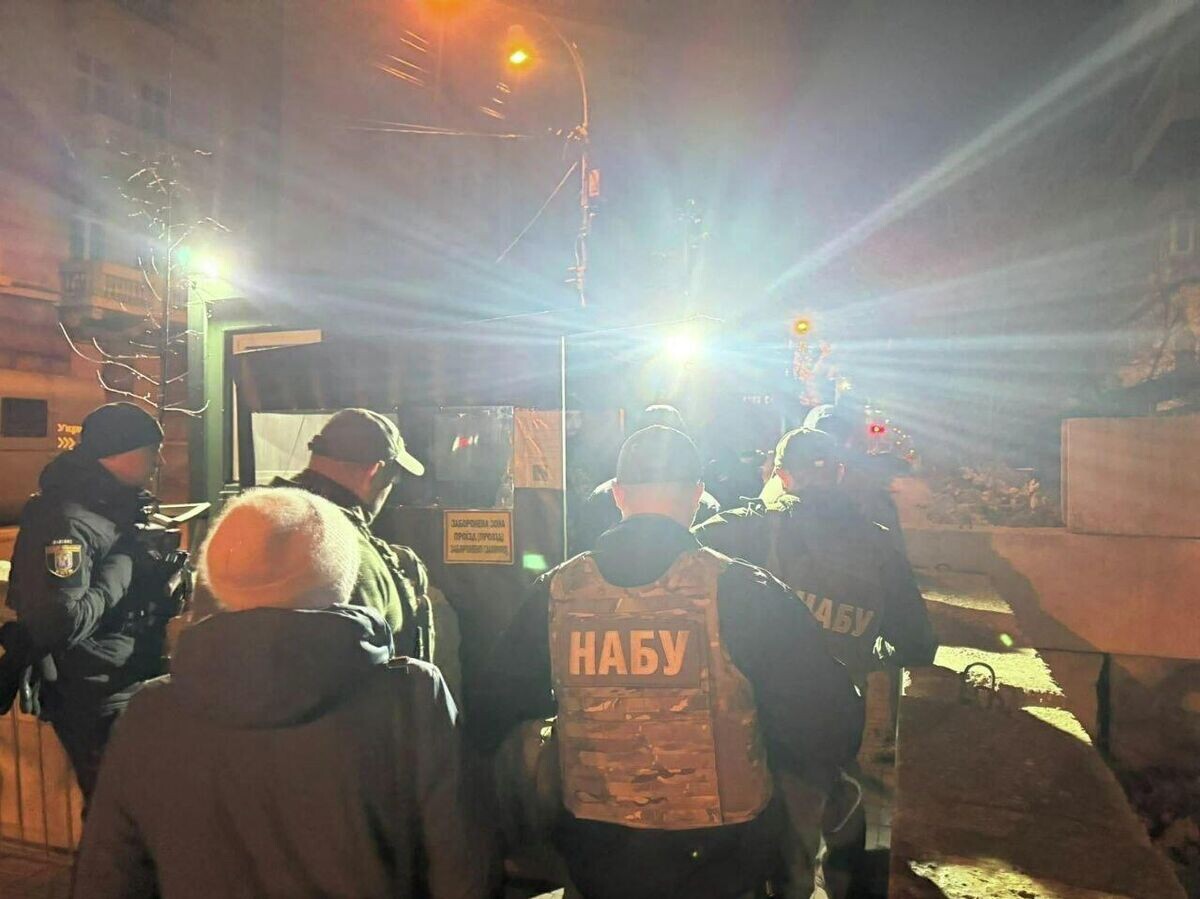    Сотрудники антикоррупционных структур НАБУ и САП проводят обыски у Ермака | © Фото : соцсети