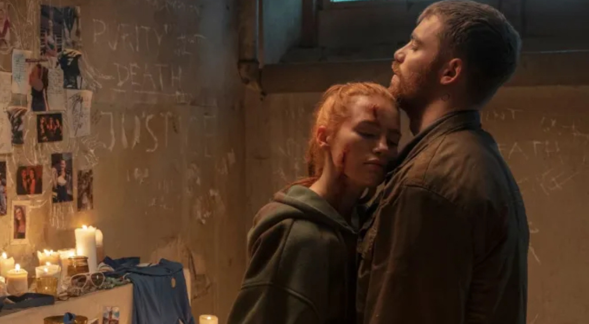 Мэделин Петш в роли Майи и Габриэль Бассо в роли Грегори в фильме "Незнакомцы: Глава 3".