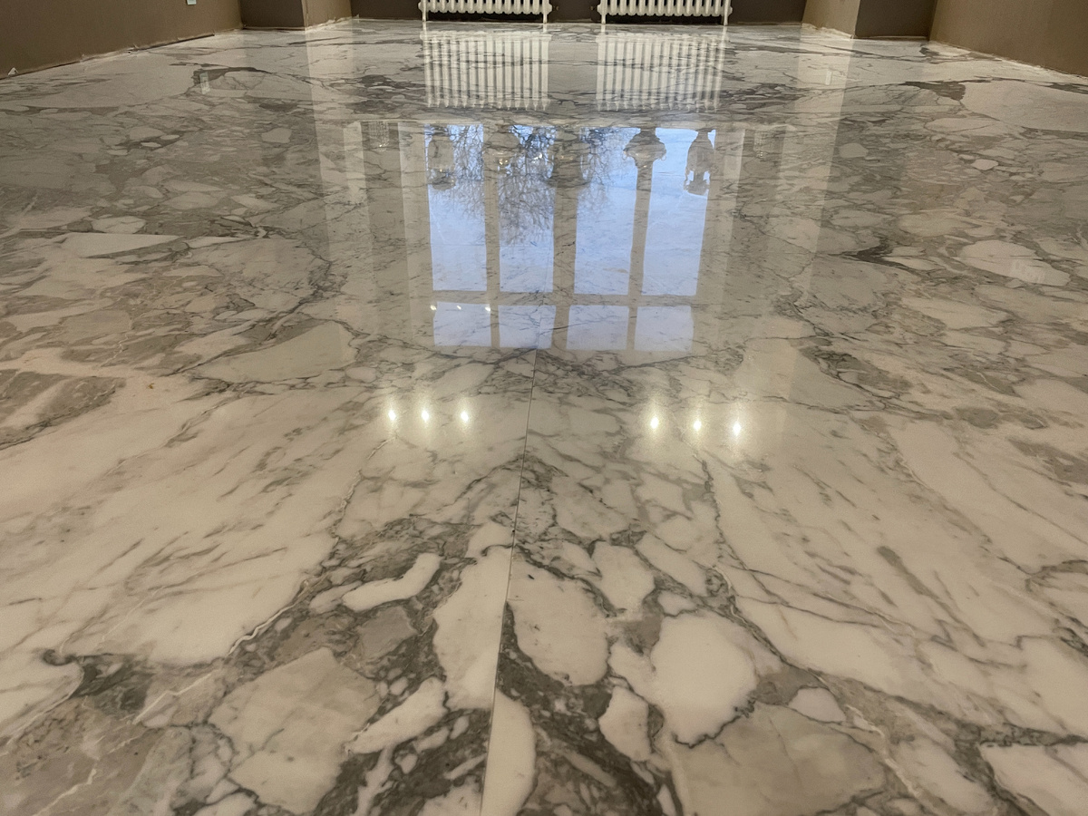 Полировка: гладкость, блеск. Выбор для интерьеров с акцентом на статус, чистоту линий и детали.