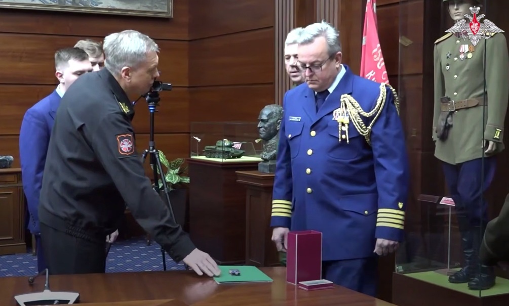    Американскому военному атташе вручают контроллер с украинского дрона. Кадр официального видео минобороны РФ