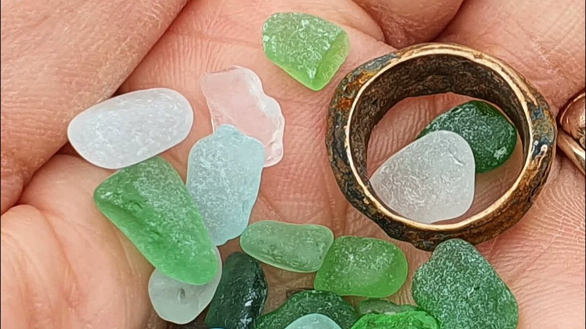 То самое кольцо, изъеденное морской солью и обширканное подводными камнями за многие годы  