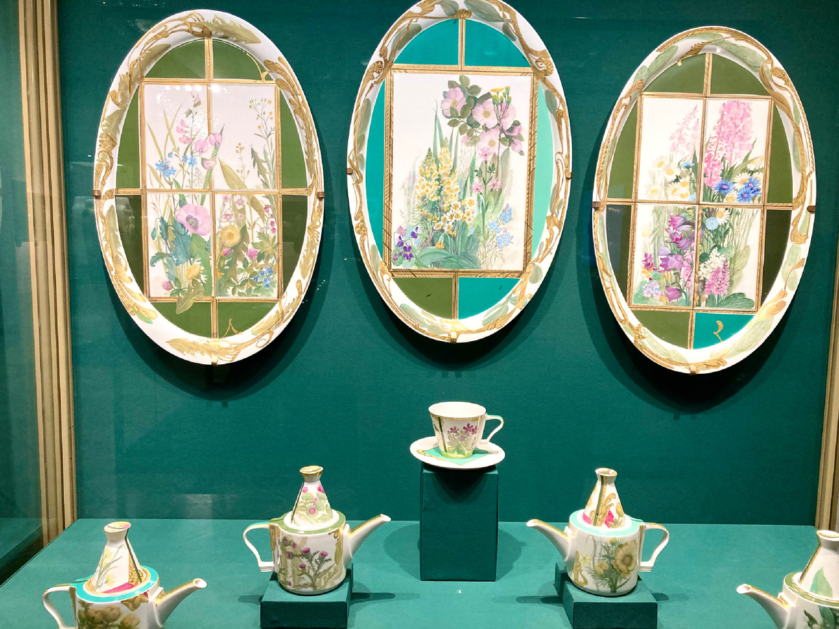 Композиция «Окно». Фарфор. Роспись надглазурная полихромная, позолота, цировка. ИФЗ, 2025 год. Изображённые цветы- колокольчики, ромашка, Иван-чай, цикорий, васильки, шиповник, чина, одуванчики. Форма композиции и сервиза «Терем». Фото автора.