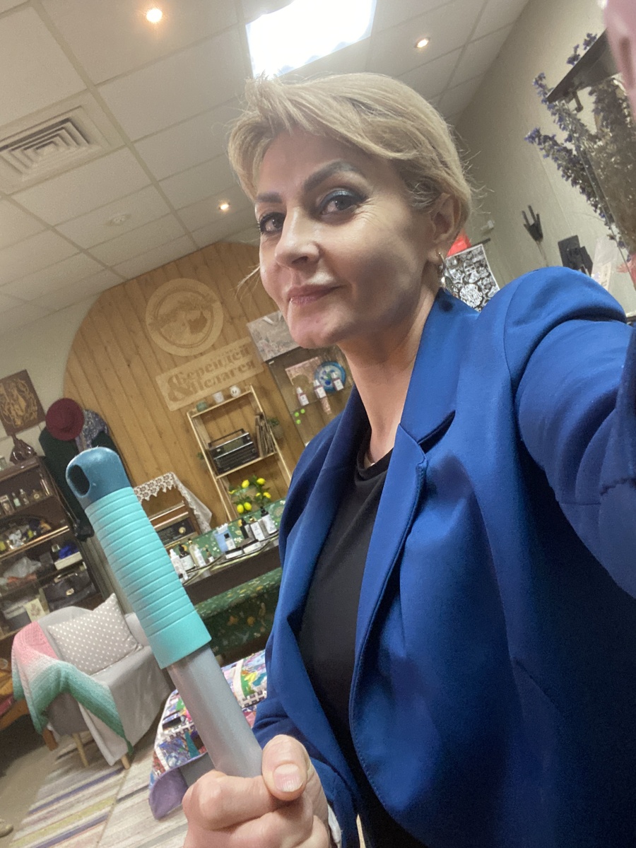 Я и швабра на работе. Швабра слева)