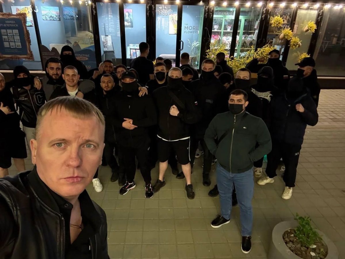    Виталий Реутов (на переднем плане) и крепкие парни в масках