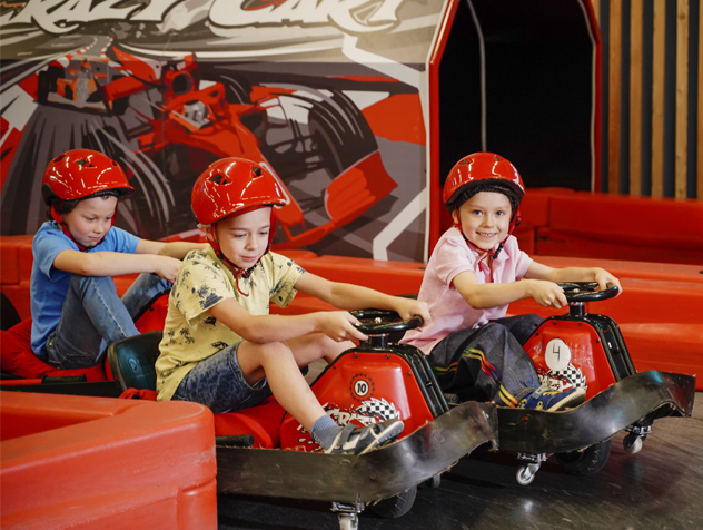 Дети катаются на дрифт-картинге Crazy Cart