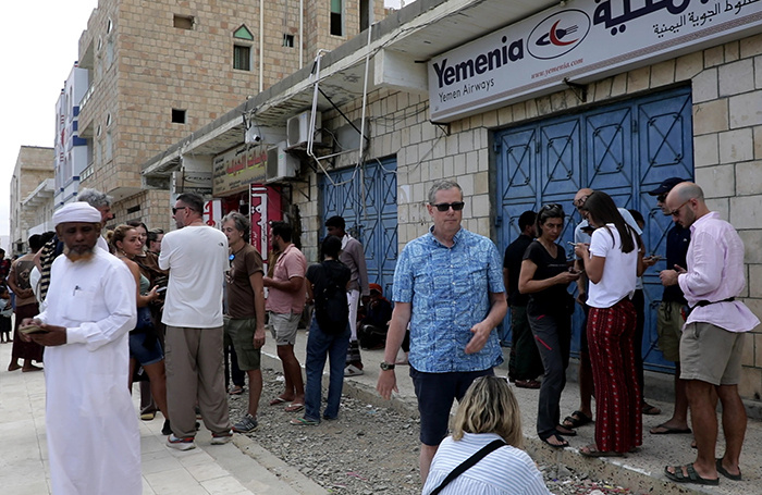    Туристы у закрытого офиса авиакомпании Yemenia Airways.STRINGER/EPA/TASS