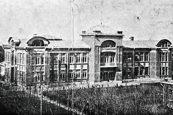 Главный фасад училища с прилегающим садом. Начало XX века. Многие тихоречане без сомнений узнают в этом здании сегодняшнюю школу № 34.