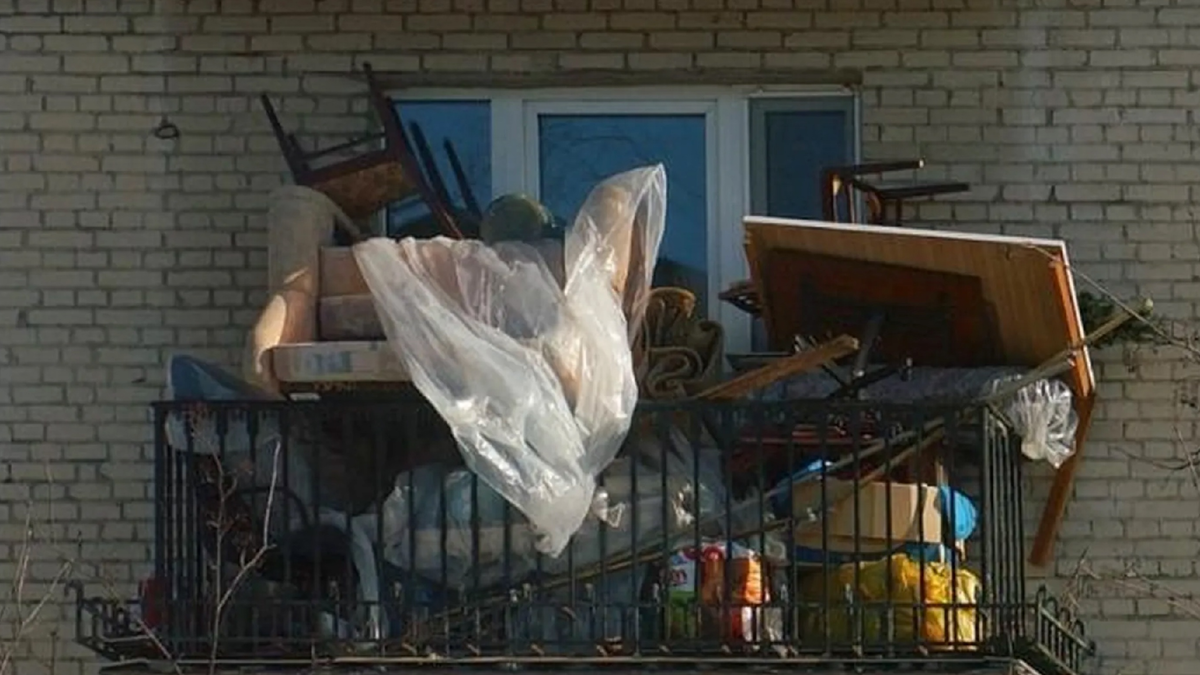 Вещи на балконе: можно ли хранить хлам и что грозит 