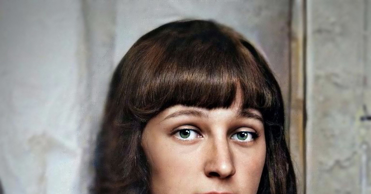 Фрагмент фото Марины Цветаевой. Оцифровка.