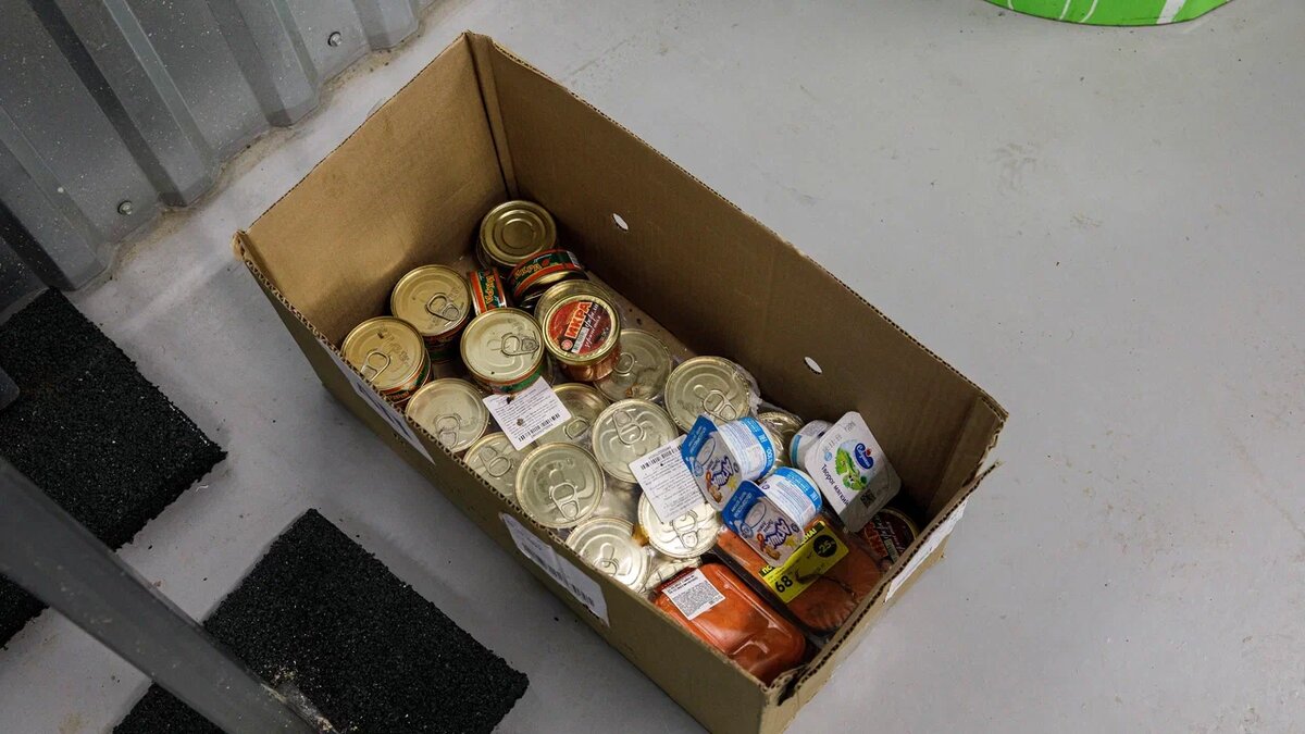    Просрочка, корм для личинок. Фото: "Республика" / Кирилл Огнев