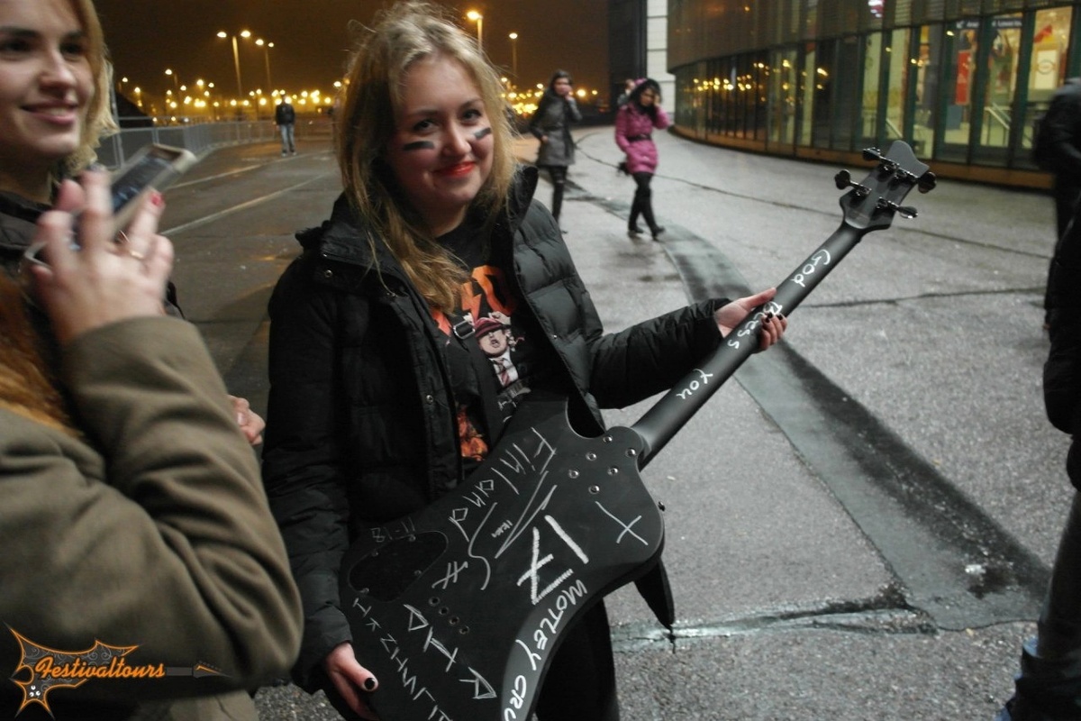 Счастливая рок-туристка из Петербурга с бас-гитарой, подаренной ей Никки Сиксом (Mötley Crüe)