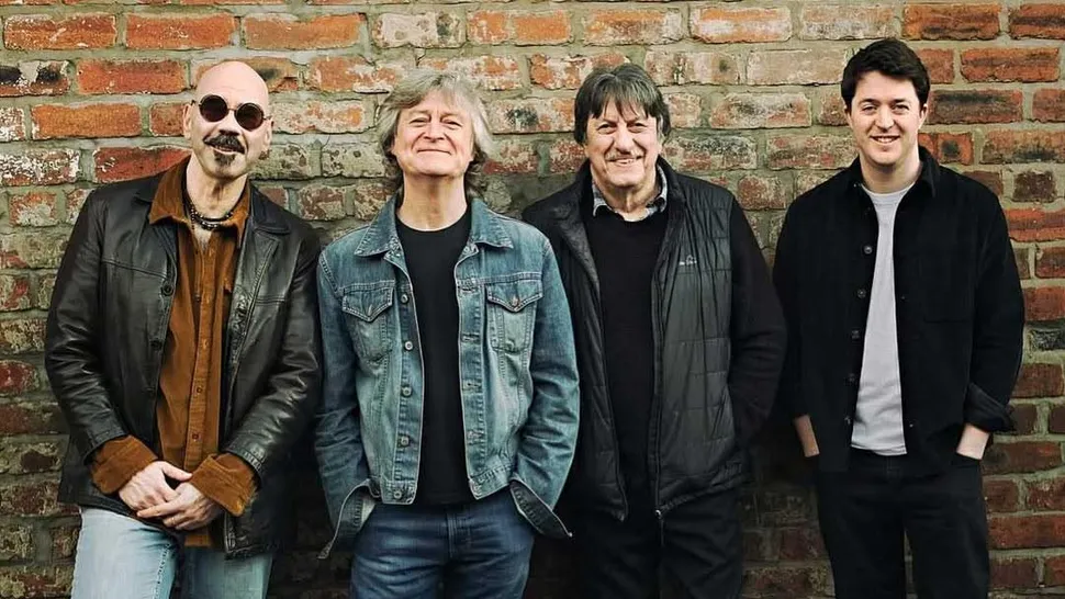 Ten Years After, в 2025 году: (слева направо) Сэмюэл С. Лиз (гитара), Рик Ли (ударные), Дэйв Бергойн (клавишные, скрипка) и Крейг Флетчер (бас-гитара)