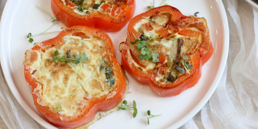 Омлет с брокколи в колечках перца: яркий завтрак за 15 минут