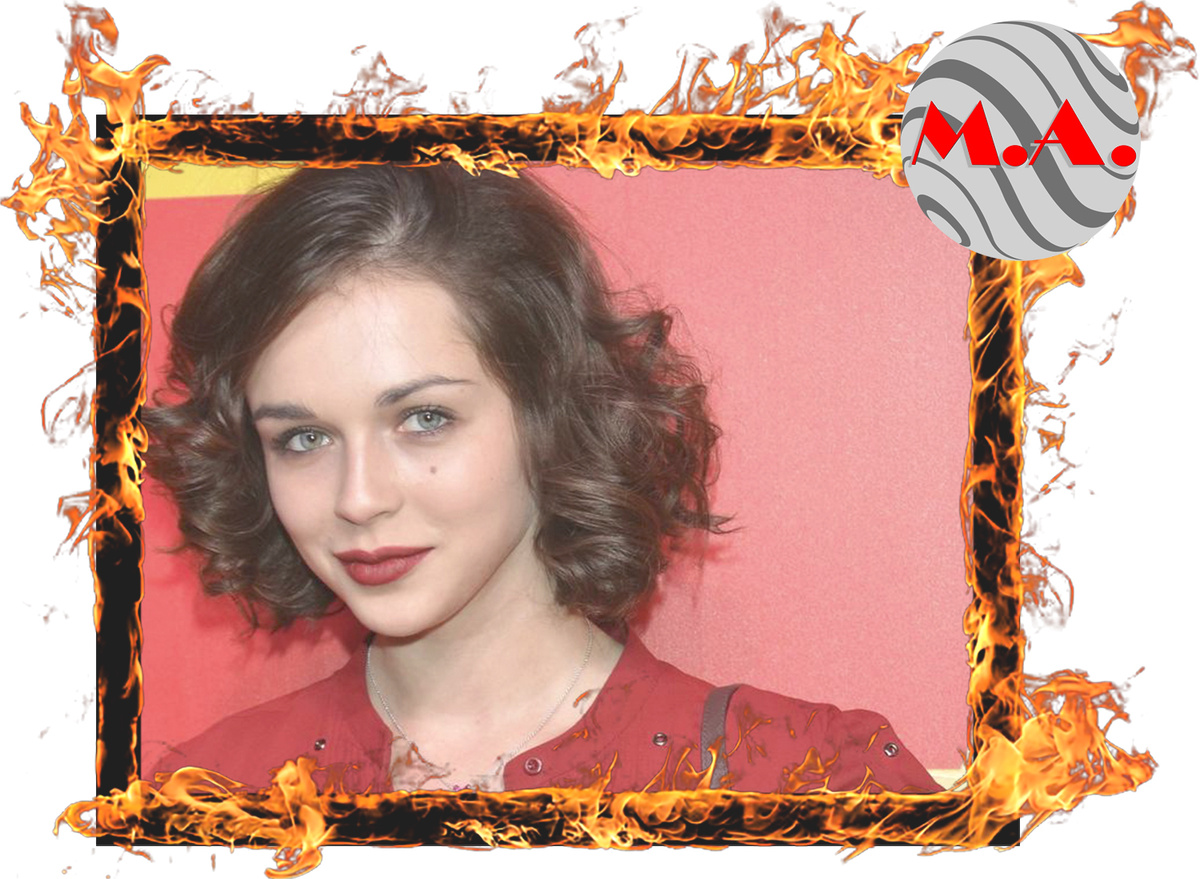 Родилась 26 марта 1995 года в Муроме (Владимирская область). В детстве и подростковом возрасте занималась бальными танцами, джаз-модерном, училась в музыкальной и художественной школах. 