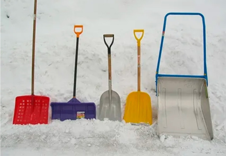     Где копылянам взять лопаты для уборки снега? Рассказываем!