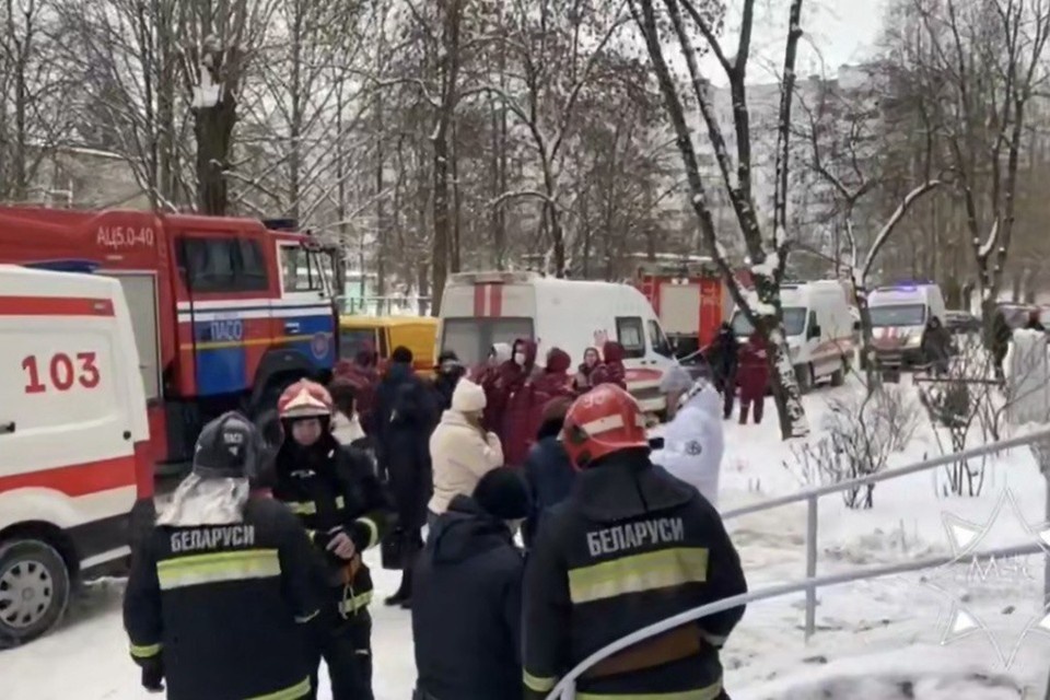    МЧС сообщило, что межэтажная плита просела в многоэтажке в Витебске. Фото: скриншот с видео МЧС Беларуси