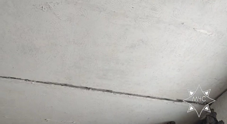    МЧС сообщило, что межэтажная плита просела в многоэтажке в Витебске. Фото: скриншот с видео МЧС Беларуси