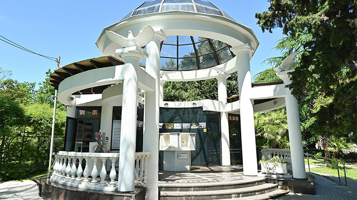 Бювет на Приморской набережной в центре Сочи.