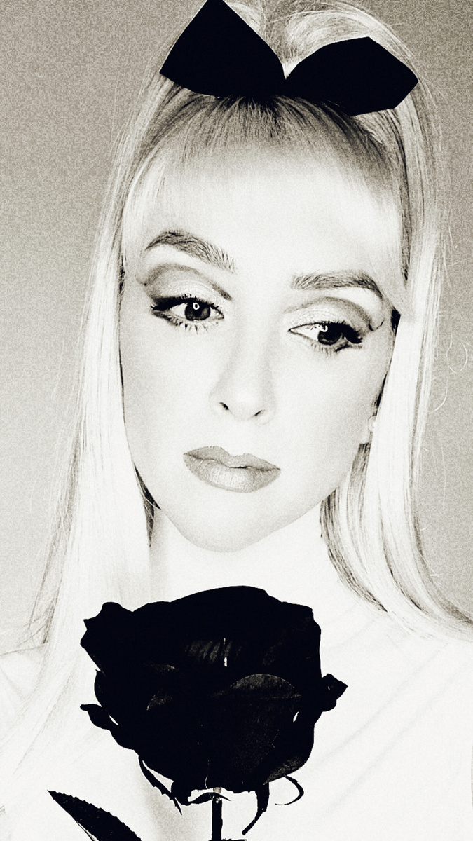 Божена Николь Войцешевска - Российская певица, автор песен, музыкант, продюсер, актриса.