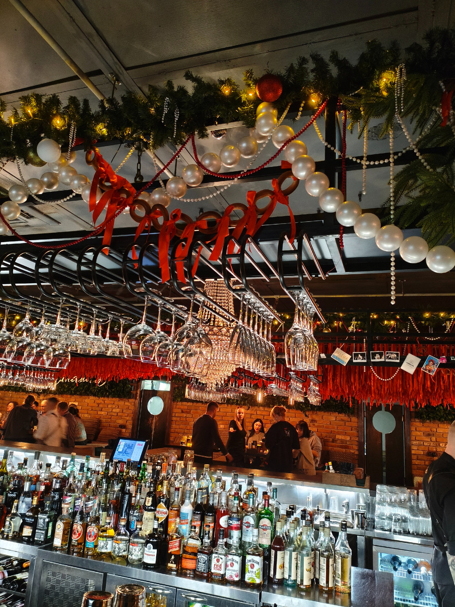 Бар "Крыша" украшен гирляндами из баранок 