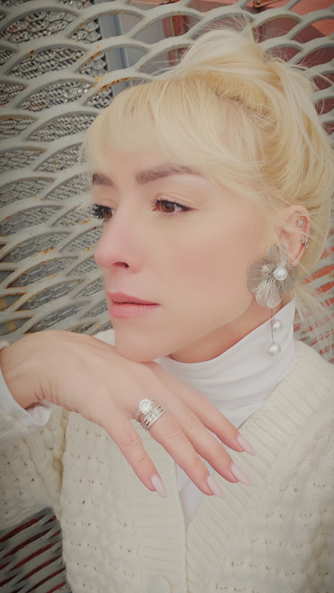 Божена Николь Войцешевска - Российская певица, автор песен, продюсер, музыкант, актриса.