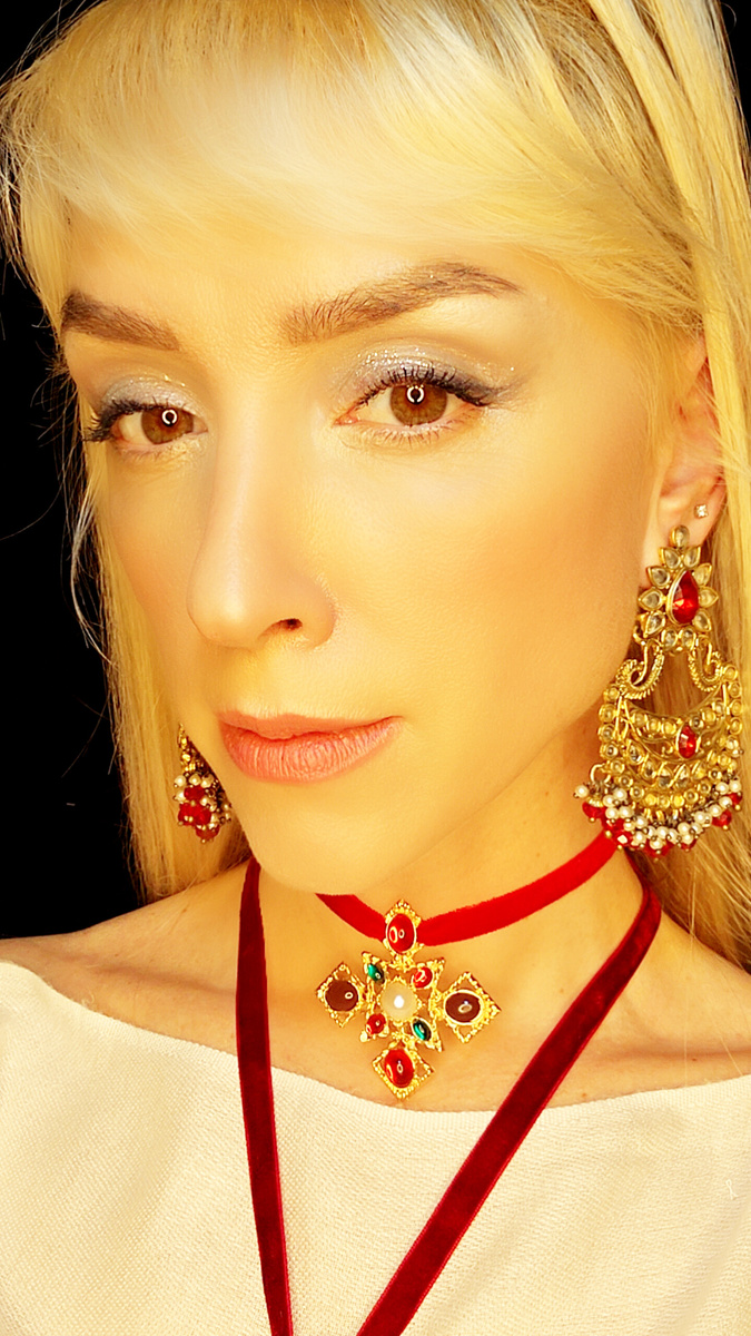 Божена Николь Войцешевска - Российская певица, автор песен, музыкант, продюсер, актриса.