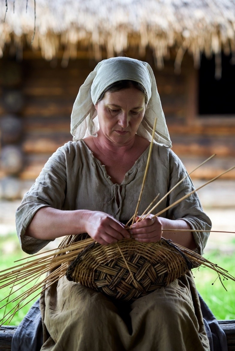 :Женщина плетет корзину (Изображение создано нейросетью)