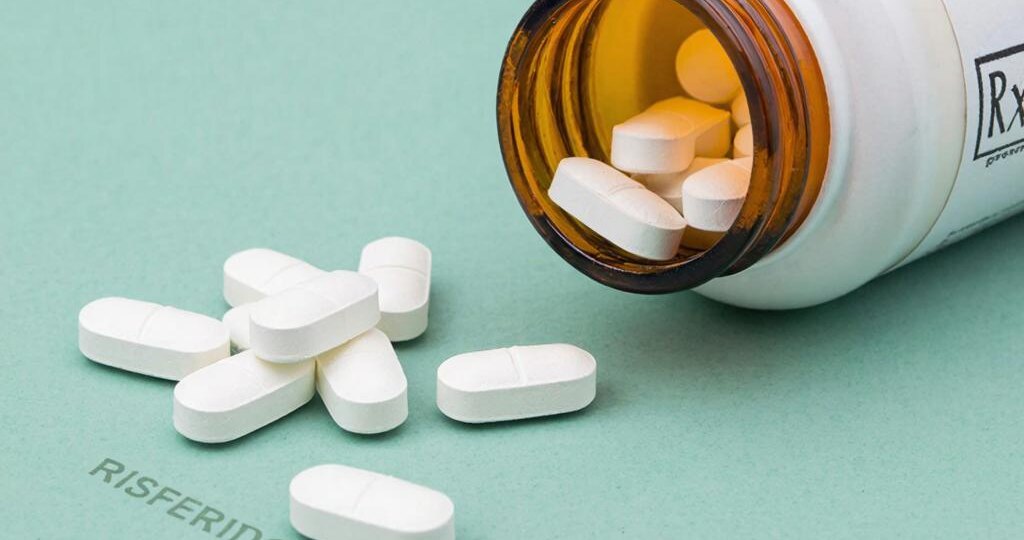 Широко применяемый при деменции препарат повышает риск инсульта у всех пациентов