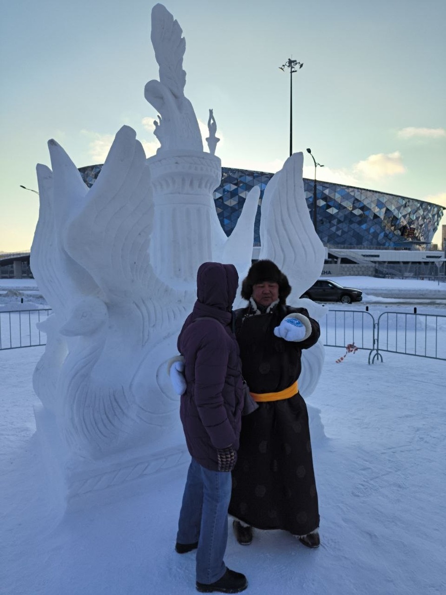    Из снега мастер попытался создать лебединое озеро. Никита МАНЬКО