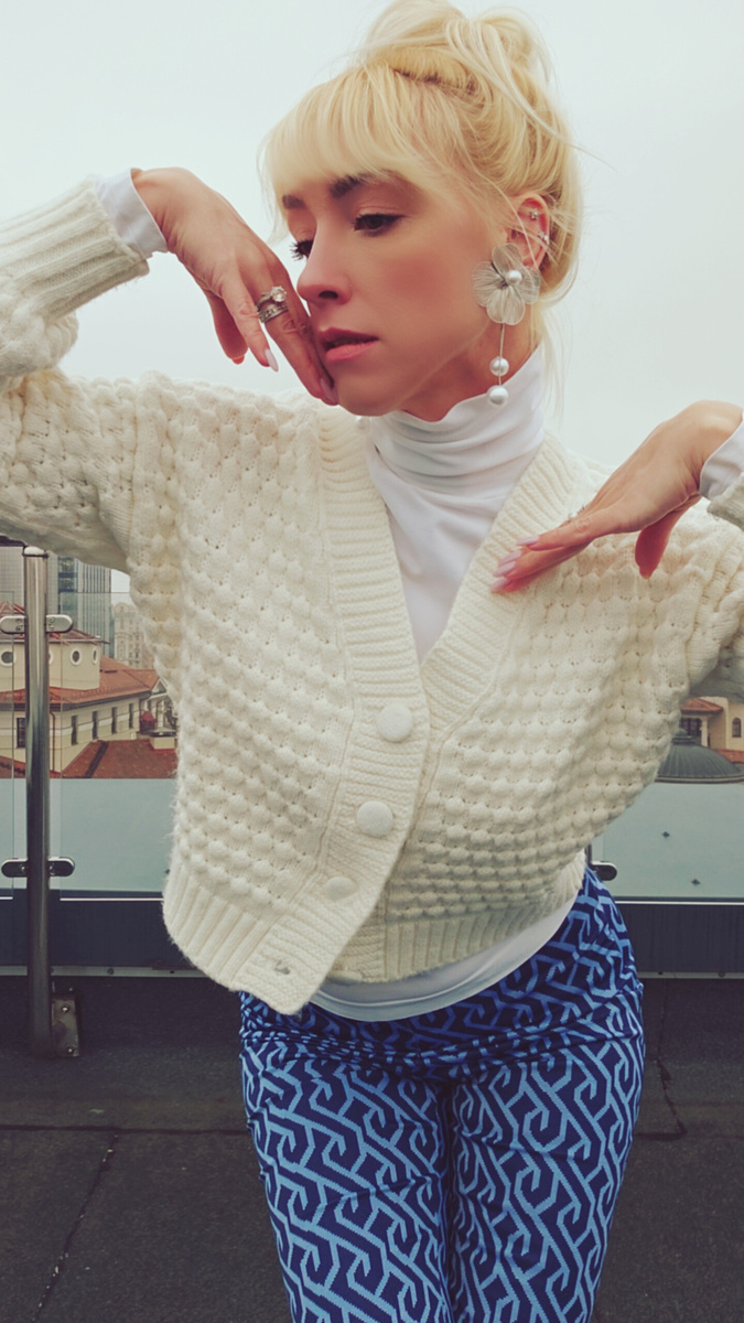 Божена Николь Войцешевска - Российская певица, автор песен, музыкант, продюсер, актриса.